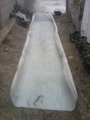 Trazo y formacion de cama elevada con varilla, alambre recocido y plastico de invernadero